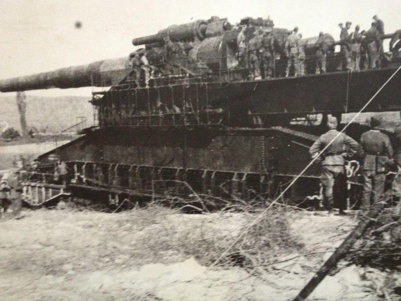 800 mm shell, used by Schwerer Gustav and Dora. Largest gun in